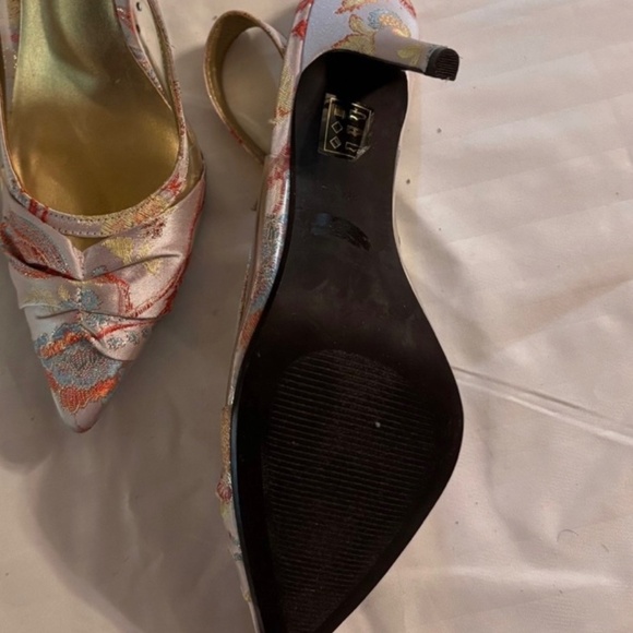 J. Renee Slingback Sandals Floral Patterns 8M Beige Pointed Toe - Picture 3 of 5